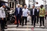 Duta Besar Tanzania untuk Indonesia H.E. Macocha Moshe Tembele (kanan), Duta Besar Tunisia untuk Indonesia Mohamed Trabelsi (kedua kanan), Wali Kota Bandung M. Farhan (kedua kiri) dan Duta Besar Maroko untuk Indonesia Ouadia Benabdellah (kiri) berjalan di kawasan Asia Afrika, Bandung, Jawa Barat, Rabu (23/4/2025). Sebanyak 14 duta besar dan enam delegasi Charge d'affaires (diplomat) mengunjungi sejumlah titik bersejarah pelaksanaan Konferensi Asia Afrika (KAA) untuk meneguhkan kembali peran Dasasila Bandung dalam kehidupan antarnegara. ANTARA FOTO/Novrian Arbi/agr