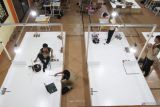 Peserta menjalankan robot pemindah barang rakitannya di arena saat Lomba Kompetensi Siswa (LKS) Pendidikan Menengah (Dikmen) 2025 di Aula Sekolah Menengah Kejuruan Negeri (SMKN) 8, Malang, Jawa Timur, Rabu (23/4/2025). Lomba tersebut diikuti ratusan perwakilan pelajar dari puluhan SMK, SMA dan MA seluruh Jawa Timur dengan mempertandingan berbagai kategori antara lain teknologi robotik, mechatronik dan mesin mekanik pabrik berbasis Internet Of Thing (IoT) sebagai upaya meningkatkan ketrampilan siswa sesuai standar industri sekaligus mempromosikan lulusan sekolah menengah  kepada dunia usaha. ANTARA Jatim/Ari Bowo Sucipto/mas.