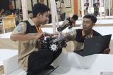 Peserta merakit robot pemindah barang saat mengikuti Lomba Kompetensi Siswa (LKS) Pendidikan Menengah (Dikmen) 2025 di Aula Sekolah Menengah Kejuruan Negeri (SMKN) 8, Malang, Jawa Timur, Rabu (23/4/2025). Lomba tersebut diikuti ratusan perwakilan pelajar dari puluhan SMK, SMA dan MA seluruh Jawa Timur dengan mempertandingan berbagai kategori antara lain teknologi robotik, mechatronik dan mesin mekanik pabrik berbasis Internet Of Thing (IoT) sebagai upaya meningkatkan ketrampilan siswa sesuai standar industri sekaligus mempromosikan lulusan sekolah menengah  kepada dunia usaha. ANTARA Jatim/Ari Bowo Sucipto/mas.
