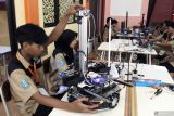Peserta merakit robot pemindah barang saat mengikuti Lomba Kompetensi Siswa (LKS) Pendidikan Menengah (Dikmen) 2025 di Aula Sekolah Menengah Kejuruan Negeri (SMKN) 8, Malang, Jawa Timur, Rabu (23/4/2025). Lomba tersebut diikuti ratusan perwakilan pelajar dari puluhan SMK, SMA dan MA seluruh Jawa Timur dengan mempertandingan berbagai kategori antara lain teknologi robotik, mechatronik dan mesin mekanik pabrik berbasis Internet Of Thing (IoT) sebagai upaya meningkatkan ketrampilan siswa sesuai standar industri sekaligus mempromosikan lulusan sekolah menengah  kepada dunia usaha. ANTARA Jatim/Ari Bowo Sucipto/mas.