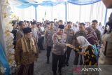 Kapolri Jenderal Pol Listyo Sigit Prabowo (tengah) menyapa warga bersama pengasuh pondok pesantren Al Inaaroh Al Hikam KH Adib Rofiuddin (kiri) saat peresmian bangunan asrama di kompleks pondok pesantren Buntet, Astanajapura, Kabupaten Cirebon, Jawa Barat, Selasa (22/4/2025). Peresmian bangunan dan sarana pesantren dari program Tanggung Jawab Sosial dan Lingkungan (TJSL) Bank Mandiri itu untuk mengakselerasi terciptanya lingkungan belajar yang layak dan menjalin sinergisitas demi keutuhan NKRI. ANTARA FOTO/Dedhez Anggara/agr