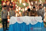 Kapolri Jenderal Pol Listyo Sigit Prabowo (tengah) menandatangani prasasti disaksikan pengasuh pondok pesantren Al Inaaroh Al Hikam KH Adib Rofiuddin (kedua kanan), Dirut Bank Mandiri Darmawan Junaidi (kanan), Kabaintelkam Polri Komjen Pol Syahar Diantono (kedua kiri) dan Kapolda Jabar Irjen Pol Akhmad Wiyagus (kiri) saat meresmikan bangunan asrama di kompleks pondok pesantren Buntet, Astanajapura, Kabupaten Cirebon, Jawa Barat, Selasa (22/4/2025). Peresmian bangunan dan sarana pesantren dari program Tanggung Jawab Sosial dan Lingkungan (TJSL) Bank Mandiri itu untuk mengakselerasi terciptanya lingkungan belajar yang layak dan menjalin sinergisitas demi keutuhan NKRI. ANTARA FOTO/Dedhez Anggara/agr