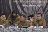 Ketua KPU Kabupaten Tasikmalaya Ami Imron Tamami (kanan) bersama anggotanya memimpin rapat pleno terbuka rekapitulasi hasil pemungutan suara ulang (PSU) pemilihan Bupati dan Wakil Bupati Tasikmalaya di Gedung Dakwah Singaparna, Kabupaten Tasikmalaya, Jawa Barat, Rabu (23/4/2025). KPU Kabupaten Tasikmalaya menggelar rapat rekapitulasi hasil penghitungan perolehan suara tingkat Kabupaten pada PSU pemilihan Bupati dan Wakil Bupati Tasikmalaya tahun 2024 tindak lanjut putusan Mahkama Konstitusi atas perselisihan hasil pemilihan tingkat Kabupaten Tasikmalaya dan ditargetkan selesai pada Rabu (23/4). ANTARA FOTO/Adeng Bustomi/agr