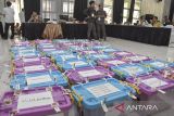 Kotak berisi formulir C hasil tingkat kecamatan yang masih tersegel saat rapat pleno terbuka rekapitulasi hasil pemungutan suara ulang (PSU) pemilihan Bupati dan Wakil Bupati Tasikmalaya di Gedung Dakwah Singaparna, Kabupaten Tasikmalaya, Jawa Barat, Rabu (23/4/2025). KPU Kabupaten Tasikmalaya menggelar rapat rekapitulasi hasil penghitungan perolehan suara tingkat Kabupaten pada PSU pemilihan Bupati dan Wakil Bupati Tasikmalaya tahun 2024 tindak lanjut putusan Mahkama Konstitusi atas perselisihan hasil pemilihan tingkat Kabupaten Tasikmalaya dan ditargetkan selesai pada Rabu (23/4). ANTARA FOTO/Adeng Bustomi/agr