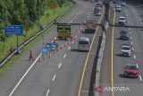 Kendaraan melintas di Tol Cipularang, Padalarang, Kabupaten Bandung Barat, Jawa Barat, Selasa (22/4/2025). PT Jasa Marga (Persero) Tbk (JSMR) akan melakukan penyesuaian tarif di dua ruas tol kelolaannya, yakni Tol Cikampek-Purwakarta-Padalarang (Cipularang) dan Tol Padalarang-Cileunyi (Padaleunyi) yang dijadwalkan berlaku pada Mei 2025. ANTARA FOTO/Abdan Syakura/agr