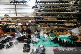 Perajin menyelesaikan produksi sepatu di Sentra Produksi Sepatu Cibaduyut, Bandung, Jawa Barat, Rabu (23/4/2025). Asosiasi Persepatuan Indonesia (Aprisindo) membutuhkan dukungan pemerintah untuk mempermudah ekspor produk alas kaki ke pasar potensial di Uni Eropa untuk mengantisipasi dampak pengenaan tarif resiprokal Amerika Serikat. ANTARA FOTO/Raisan Al Farisi/agr