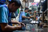 Perajin menyelesaikan produksi sepatu di Sentra Produksi Sepatu Cibaduyut, Bandung, Jawa Barat, Rabu (23/4/2025). Asosiasi Persepatuan Indonesia (Aprisindo) membutuhkan dukungan pemerintah untuk mempermudah ekspor produk alas kaki ke pasar potensial di Uni Eropa untuk mengantisipasi dampak pengenaan tarif resiprokal Amerika Serikat. ANTARA FOTO/Raisan Al Farisi/agr