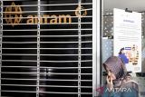 Warga mengantre untuk pembelian emas Antam di Kantor Butik Emas LM Antam, Bandung, Jawa Barat, Rabu (23/4/2025). Sedikitnya 100 hingga 200 warga rela mengantre tiap harinya untuk melakukan pembelian emas Antam yang dinilai sebagai investasi jangka panjang sejak tren harga emas yang terus mengalami kenaikan. ANTARA FOTO/Novrian Arbi/agr