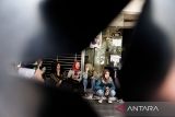 Warga duduk mengantre untuk pembelian emas Antam di Kantor Butik Emas LM Antam, Bandung, Jawa Barat, Rabu (23/4/2025). Sedikitnya 100 hingga 200 warga rela mengantre tiap harinya untuk melakukan pembelian emas Antam yang dinilai sebagai investasi jangka panjang sejak tren harga emas yang terus mengalami kenaikan. ANTARA FOTO/Novrian Arbi/agr