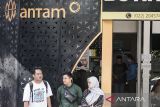 Warga menunggu antrean untuk pembelian emas Antam di Kantor Butik Emas LM Antam, Bandung, Jawa Barat, Rabu (23/4/2025). Sedikitnya 100 hingga 200 warga rela mengantre tiap harinya untuk melakukan pembelian emas Antam yang dinilai sebagai investasi jangka panjang sejak tren harga emas yang terus mengalami kenaikan. ANTARA FOTO/Novrian Arbi/agr