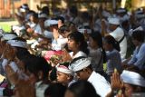 Umat Hindu bersembahyang bersama saat Hari Raya Galungan di Pura Jagatnatha, Denpasar, Bali, Rabu (23/4/2025). Pura tersebut dipadati oleh ribuan Umat Hindu untuk persembahyangan Hari Raya Galungan sebagai hari kemenangan kebenaran (Dharma) atas kejahatan (Adharma). ANTARA FOTO/Fikri Yusuf/wsj.
