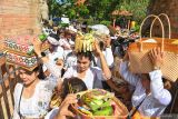 Umat Hindu memasuki pura untuk bersembahyang bersama saat Hari Raya Galungan di Pura Jagatnatha, Denpasar, Bali, Rabu (23/4/2025). Pura tersebut dipadati oleh ribuan Umat Hindu untuk persembahyangan Hari Raya Galungan sebagai hari kemenangan kebenaran (Dharma) atas kejahatan (Adharma). ANTARA FOTO/Fikri Yusuf/wsj.