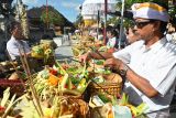 Umat Hindu menyiapkan sesajen saat persembahyangan Hari Raya Galungan di Pura Jagatnatha, Denpasar, Bali, Rabu (23/4/2025). Pura tersebut dipadati oleh ribuan Umat Hindu untuk persembahyangan Hari Raya Galungan sebagai hari kemenangan kebenaran (Dharma) atas kejahatan (Adharma). ANTARA FOTO/Fikri Yusuf/wsj.