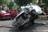 Tim Rescue mengevakuasi mobil yang terbalik di Jalan Kusuma Bangsa, Surabaya, Jawa Timur, Selasa (22/4/2025). Mobil Toyota Avanza bernomor polisi L 1798 PW yang diduga mengalami pecah ban saat melaju itu terbalik usai menabrak mobil Honda Jazz bernomor polisi L 1344 VU yang terparkir dipinggir jalan dan berhenti setelah menabrak mobil Mazda bernomor polisi L 1152 ABZ, serta tidak ada korban jiwa dalam peristiwa tersebut. ANTARA Jatim/Didik Suhartono/mas.