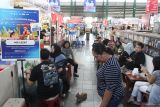 Pengunjung menikmati makanan tradisional saat Festival Jajanan Pasar di Pasar Klojen, Malang, Jawa Timur, Kamis (24/4/2025). Festival tersebut diadakan selama sepekan untuk mempromosikan keanekaragaman jajanan tradisional sebagai daya tarik wisata sekaligus membantu pemasaran para pelaku Usaha Mikro Kecil Menengah (UMKM) sektor kuliner. Antara Jatim/Ari Bowo Sucipto/um