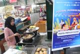 Pelaku Usaha Mikro Kecil Menengah (UMKM) menggoreng kue tradisional pastel saat Festival Jajanan Pasar di Pasar Klojen, Malang, Jawa Timur, Kamis (24/4/2025). Festival tersebut diadakan selama sepekan untuk mempromosikan keanekaragaman jajanan tradisional sebagai daya tarik wisata sekaligus membantu pemasaran para pelaku UMKM sektor kuliner. Antara Jatim/Ari Bowo Sucipto/um