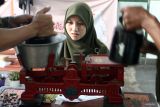Petugas memperbaiki akurasi timbangan milik pedagang saat program Tera Ulang Gratis di Pasar Klojen, Malang, Jawa Timur, Kamis (24/4/2025). Kegiatan tersebut diadakan Unit Pelaksana Teknis (UPT) Metrologi Legal Dinas Koperasi, Perindustrian dan Perdagangan (Diskopindag) setempat di sejumlah pasar rakyat dalam kurun waktu satu bulan untuk memastikan akurasi timbangan serta melindungi konsumen dan penjual dari kesalahan pengukuran. Antara Jatim/Ari Bowo Sucipto/um