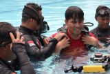 Pelatih membantu penyandang tuna netra  mengenakan tabung oksigen saat pelatihan selam di kolam renang Jala Krida Tirta Akademi Angkatan Laut (AAL) Surabaya, Jawa Timur, Kamis (24/4/2025). Pelatihan yang digelar oleh Dinas Sejarah TNI Angkatan LautÂ  kepada penyandang tuna netra itu bertujuan untuk meningkatkan rasa percaya diri dan kemandirian serta memberikan pengalaman dunia bawah air bagi penyandang tuna netra. Antara Jatim/Didik Suhartono/um