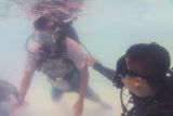 Penyandang tuna netra dengan didampingi pelatih selam belajar menyelam saat pelatihan selam di kolam renang Jala Krida Tirta Akademi Angkatan Laut (AAL) Surabaya, Jawa Timur, Kamis (24/4/2025). Pelatihan yang digelar oleh Dinas Sejarah TNI Angkatan LautÂ  kepada penyandang tuna netra itu bertujuan untuk meningkatkan rasa percaya diri dan kemandirian serta memberikan pengalaman dunia bawah air bagi penyandang tuna netra. Antara Jatim/Didik Suhartono/um