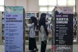 Pemustaka memilih buku untuk dibaca di gedung Dinas Perpustakaan dan Kearsipan Provinsi Banten, Kota Serang, Banten, Rabu (23/4/2025). UNESCO telah menetapkan peringatan Hari Buku Sedunia setiap tanggal 23 April yang bertujuan untuk menyebarluaskan kegiatan membaca, menerbitkan, melindungi hak cipta, serta memperkenalkan peran buku sebagai jembatan masa lalu dan masa depan kepada seluruh lapisan masyarakat. ANTARA FOTO/Angga Budhiyanto/gp