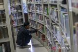 Pemustaka memilih buku untuk dibaca di gedung Dinas Perpustakaan dan Kearsipan Provinsi Banten, Kota Serang, Banten, Rabu (23/4/2025). UNESCO telah menetapkan peringatan Hari Buku Sedunia setiap tanggal 23 April yang bertujuan untuk menyebarluaskan kegiatan membaca, menerbitkan, melindungi hak cipta, serta memperkenalkan peran buku sebagai jembatan masa lalu dan masa depan kepada seluruh lapisan masyarakat. ANTARA FOTO/Angga Budhiyanto/gp