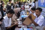 Petugas mengecek kelengkapan berkas pencari kerja saat acara Job Fair Kota Tangerang di Tangcity Mall, Kota Tangerang, Banten, Rabu (23/4/2025). Menteri Ketenagakerjaan Yassierli menyebutkan rata-rata jumlah angkatan kerja di Indonesia mencapai 3,3 juta per tahun selama delapan tahun terakhir dan pada 2024 mencapai 4,4 juta jiwa. ANTARA FOTO/Putra M. Akbar/gp