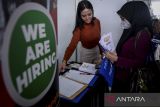 Pencari kerja mencari informasi lowongan pekerjaan saat acara Job Fair di Kota Tangerang, Banten, Rabu (23/4/2025). Menteri Ketenagakerjaan Yassierli menyebutkan rata-rata jumlah angkatan kerja di Indonesia mencapai 3,3 juta per tahun selama delapan tahun terakhir dan pada 2024 mencapai 4,4 juta jiwa. ANTARA FOTO/Putra M. Akbar/gp