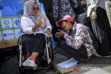 Petugas membantu pencari kerja disabilitas melakukan pendaftaran saat acara Job Fair di Kota Tangerang, Banten, Rabu (23/4/2025). Menteri Ketenagakerjaan Yassierli menyebutkan rata-rata jumlah angkatan kerja di Indonesia mencapai 3,3 juta per tahun selama delapan tahun terakhir dan pada 2024 mencapai 4,4 juta jiwa. ANTARA FOTO/Putra M. Akbar/gp