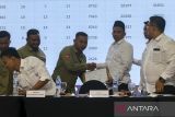 Ketua KPU Kabupaten Serang Muhamad Nasehudin (ketiga kanan) menerima formulir D hasil kecamatan saat rapat pleno terbuka rekapitulasi hasil pemungutan suara ulang (PSU) pemilihan Bupati dan Wakil Bupati Kabupaten Serang di Kabupaten Serang, Banten, Kamis (24/4/2025). KPU Kabupaten Serang menggelar rapat rekapitulasi hasil penghitungan perolehan suara tingkat Kabupaten pada PSU pemilihan Bupati dan Wakil Bupati Kabupaten Serang tahun 2024 sebagai tindak lanjut putusan Mahkamah Konstitusi atas perselisihan hasil pemilihan tingkat Kabupaten Serang. ANTARA FOTO/Angga Budhiyanto/gp