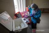 Petugas dari Kementerian Kesehatan melakukan uji kualitas air di Asrama Haji Indramayu, Jawa Barat, Kamis (24/4/2025). Uji kualitas air di Asrama Haji tersebut untuk memastikan kualitas air terbebas dari berbagai bakteri yang bisa mengganggu kesehatan calon jamaah haji. ANTARA FOTO/Dedhez Anggara/agr