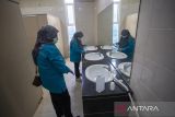 Petugas dari Kementerian Kesehatan mengambil sampel air untuk dilakukan pemeriksaan di Asrama Haji Indramayu, Jawa Barat, Kamis (24/4/2025). Uji kualitas air di Asrama Haji tersebut untuk memastikan kualitas air terbebas dari berbagai bakteri yang bisa mengganggu kesehatan calon jamaah haji. ANTARA FOTO/Dedhez Anggara/agr