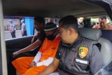 Polisi membawa tersangka korupsi dana desa, ES (tengah) menuju Kejaksaan negeri Tulungagung di Tulungagung, Jawa Timur, Kamis (24/4/2025). Polisi menahan oknum kepala desa nonaktif itu karena diduga melakukan tindak pidana korupsi dana desa tahun anggaran 2020-2021 sehingga menyebabkan kerugian negara sebesar Rp743 juta, sementara satu tersangka lain yang menjabat bendahara desa nonaktif dinyatakan buron. ANTARA Jatim/Destyan Sujarwoko/mas.