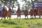 Biksu berjalan kaki saat melakukan ritual Thudong di jalur Pantura, Kandanghaur, Indramayu, Jawa Barat, Kamis (24/4/2025). Sebanyak 38 biksu dari berbagai negara Asia Tenggara melakukan perjalanan ritual Thudong dari Thailand menuju Candi Borobudur dalam rangka menyambut hari raya Waisak pada Waisak 12 Mei 2025 mendatang. ANTARA FOTO/Dedhez Anggara/foc.
