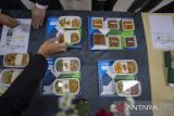 Petugas menyiapkan makanan untuk calon jamaah haji di Asrama haji Indramayu, Jawa Barat, Kamis (24/4/2025). Asrama Haji Indramayu menyiapkan 330 kamar untuk 11.948 calon jamaah haji yang akan menginap mulai 1 Mei 2025 sebelum diberangkatkan ke Tanah Suci dalam 28 kelompok terbang melalui Embarkasi Kertajati. ANTARA FOTO/Dedhez Anggara/agr