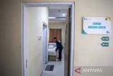 Petugas merapikan kamar tidur yang diperuntukkan bagi jamaah calon haji di Asrama haji Indramayu, Jawa Barat, Kamis (24/4/2025). Asrama Haji Indramayu menyiapkan 330 kamar untuk 11.948 calon jamaah haji yang akan menginap mulai 1 Mei 2025 sebelum diberangkatkan ke Tanah Suci dalam 28 kelompok terbang melalui Embarkasi Kertajati. ANTARA FOTO/Dedhez Anggara/agr