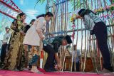 General Manager (GM) Perkebunan Nusantara (PTPN) 1 Regional 4 Kebun Lumajang Owen DH Gultom (kedua kanan) melakukan prosesi petik tebu manten di Kecamatan Jatiroto, Lumajang, Jawa Timur, Kamis (24/4/2025). Tradisi petik tebu manten yang digelar PT Perkebunan Nusantara (PTPN) 1 Regional 4 Kebun Lumajang Raya bersama PT Sinergi Gula Nusantara Pabrik Gula (PG) Jatiroto tersebut telah menjadi agenda tahunan sebagai bentuk rasa syukur atas melimpahnya hasil panen petani tebu dan menandai awal musim giling. ANTARA Jatim/Irfan Sumanjaya/mas.