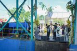 General Manager (GM) Perkebunan Nusantara (PTPN) 1 Regional 4 Kebun Lumajang Owen DH Gultom (kanan) bersama GM PG Jatiroto Lumajang Agus Priambodo(kiri) bersiap melempar tebu ke mesin giling di Pabrik Gula Jatiroto, Kecamatan Jatiroto, Lumajang, Jawa Timur, Kamis (24/4/2025). Tradisi petik tebu manten yang digelar PT Perkebunan Nusantara (PTPN) 1 Regional 4 Kebun Lumajang Raya bersama PT Sinergi Gula Nusantara Pabrik Gula (PG) Jatiroto tersebut telah menjadi agenda tahunan sebagai bentuk rasa syukur atas melimpahnya hasil panen petani tebu dan menandai awal musim giling. ANTARA Jatim/Irfan Sumanjaya/mas.