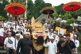 Umat Hindu berkeliling desa membawa benda-benda sakral saat Hari Raya Galungan di Desa Adat Penglipuran, Bangli, Bali, Rabu (23/4/2025). Kegiatan itu dilakukan warga setempat untuk menolak bala sekaligus menetralisir dan menyucikan kawasan. ANTARA FOTO/Fikri Yusuf/wsj.