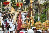 Umat Hindu berkeliling desa membawa benda-benda sakral saat Hari Raya Galungan di Desa Adat Penglipuran, Bangli, Bali, Rabu (23/4/2025). Kegiatan itu dilakukan warga setempat untuk menolak bala sekaligus menetralisir dan menyucikan kawasan. ANTARA FOTO/Fikri Yusuf/wsj.