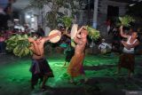 Warga saling memukul menggunakan daun langsat saat tradisi grudug langsat di Banjar Langsat, Desa Rendang, Karangasem, Bali, Rabu (23/4/2025). Tradisi perang dengan bersenjata daun langsat tersebut digelar setiap enam bulan sekali tepatnya pada Hari Raya Galungan sebagai simbol kerukunan umat sekaligus perayaan kemenangan Dharma (kebaikan) melawan Adharma (kejahatan). ANTARA FOTO/Nyoman Hendra Wibowo/wsj.