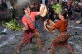 Warga saling memukul menggunakan daun langsat saat tradisi grudug langsat di Banjar Langsat, Desa Rendang, Karangasem, Bali, Rabu (23/4/2025). Tradisi perang dengan bersenjata daun langsat tersebut digelar setiap enam bulan sekali tepatnya pada Hari Raya Galungan sebagai simbol kerukunan umat sekaligus perayaan kemenangan Dharma (kebaikan) melawan Adharma (kejahatan). ANTARA FOTO/Nyoman Hendra Wibowo/wsj.