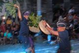 Warga saling memukul menggunakan daun langsat saat tradisi grudug langsat di Banjar Langsat, Desa Rendang, Karangasem, Bali, Rabu (23/4/2025). Tradisi perang dengan bersenjata daun langsat tersebut digelar setiap enam bulan sekali tepatnya pada Hari Raya Galungan sebagai simbol kerukunan umat sekaligus perayaan kemenangan Dharma (kebaikan) melawan Adharma (kejahatan). ANTARA FOTO/Nyoman Hendra Wibowo/wsj.