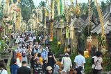 Wisatawan mengunjungi deretan rumah tradisional yang dihiasi oleh Penjor saat Hari Raya Galungan di Desa Wisata Penglipuran, Bangli, Bali, Rabu (23/4/2025). Pengelola desa wisata yang dikunjungi 1.023.143 wisatawan pada tahun 2024 lalu itu berkomitmen untuk terus memperkuat kawasan sebagai destinasi wisata hijau yang mendukung pelestarian lingkungan dan budaya Bali. ANTARA FOTO/Fikri Yusuf/wsj.