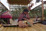 Perempuan asli Suku Moi menganyam noken di atas para-para atau pondok saat Festival Tumpe Klawalu di Kota Sorong, Papua Barat Daya, Rabu (23/4/2025). Festival Tumpe (berkumpul bersama-sama) Klawalu (nama sungai) dilaksanakan untuk menghidupkan kembali budaya suku asli Sorong yaitu Moi serta menjadi ajang edukasi generasi muda tentang pentingnya menjaga warisan dan budaya. ANTARA FOTO/Olha Mulalinda/rwa.