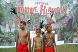 Anak asli Suku Moi bersiap mengikuti Festival Tumpe Klawalu di Kota Sorong, Papua Barat Daya, Rabu (23/4/2025). Festival Tumpe (berkumpul bersama-sama) Klawalu (nama sungai) dilaksanakan untuk menghidupkan kembali budaya suku asli Sorong yaitu Moi serta menjadi ajang edukasi generasi muda tentang pentingnya menjaga warisan dan budaya. ANTARA FOTO/Olha Mulalinda/rwa.