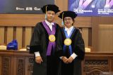 Guru Besar Universitas Airlangga Prof Dr Hari Basuki Notobroto, dr., M.Kes (kiri) bersama isterinya Prof Dr Dwi Winarni, M.Si (kanan) berpose untuk sesi foto usai dikukuhkan di Surabaya, Jawa Timur, Kamis (24/4/2025). Unair mengukuhkan enam Guru Besar yang baru di antaranya pasangan suami isteri yaitu Hari Basuki Notobroto dalam bidang Ilmu Biostatistika dan Manajemen Informasi Kesehatan pada Fakultas Kesehatan Masyarakat dan Dwi Winarni dalam bidang Ilmu Histologi Hewan pada Fakultas Sains dan Teknologi. ANTARA Jatim/Moch Asim.