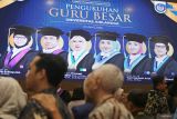Sejumlah tamu undangan berbaris untuk memberikan ucapan selamat kepada enam Guru Besar Universitas Airlangga (Unair) yang baru dikukuhkan di Surabaya, Jawa Timur, Kamis (24/4/2025). Unair mengukuhkan enam Guru Besar yang baru di antaranya pasangan suami isteri yaitu Hari Basuki Notobroto dalam bidang Ilmu Biostatistika dan Manajemen Informasi Kesehatan pada Fakultas Kesehatan Masyarakat dan Dwi Winarni dalam bidang Ilmu Histologi Hewan pada Fakultas Sains dan Teknologi. ANTARA Jatim/Moch Asim.
