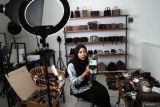 Pekerja melakukan penjualan secara langsung atau live melalui pasar digital di rumah produksi Shoeka Shoes, Malang, Jawa Timur, Jumat (25/4/2025). Pelaku Usaha Mikro Kecil Menengah (UMKM) sepatu kulit buatan tangan atau handmade setempat berupaya mengatasi persaingan pasar bebas sepatu dengan menggenjot penjualan dalam negeri melalui media sosial maupun pasar digital, membuat inovasi produk baru bertema etnik serta mengikuti pameran di Jepang untuk menjaring konsumen luar negeri. Antara Jatim/Ari Bowo Sucipto/um