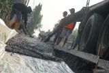 Pekerja melakukan pengecoran pada proyek pengaspalan dan pelebaran bahu jalan raya Blitar-Tulungagung di Desa Kunir, Blitar, Jawa Timur, Jumat (25/4/2025). Pelebaran bahu jalan dan pengaspalan ulang dilakukan untuk meningkatkan aksesabilitas antardaerah seiring terus bertambahnya volume kendaraan yang melintas dari Blitar ke Tulungagung maupun sebaliknya. Antara Jatim/Destyan Sujarwoko/um