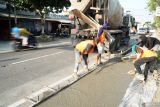 Pekerja melakukan pengecoran bahu jalan pada proyek pengaspalan dan pelebaran bahu jalan raya Blitar-Tulungagung di Desa Kunir, Blitar, Jawa Timur, Jumat (25/4/2025). Pelebaran bahu jalan dan pengaspalan ulang dilakukan untuk meningkatkan aksesabilitas antardaerah seiring terus bertambahnya volume kendaraan yang melintas dari Blitar ke Tulungagung maupun sebaliknya. Antara Jatim/Destyan Sujarwoko/um